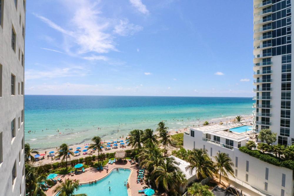 THE TIDES 2 bedrooms 9th floor WE ARE ON THE BEACH!
